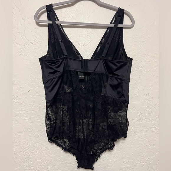 Torrid Satin and Lace Retro Plunge Bodysuit, BNWT, Size 2 - Picture 4 of 6